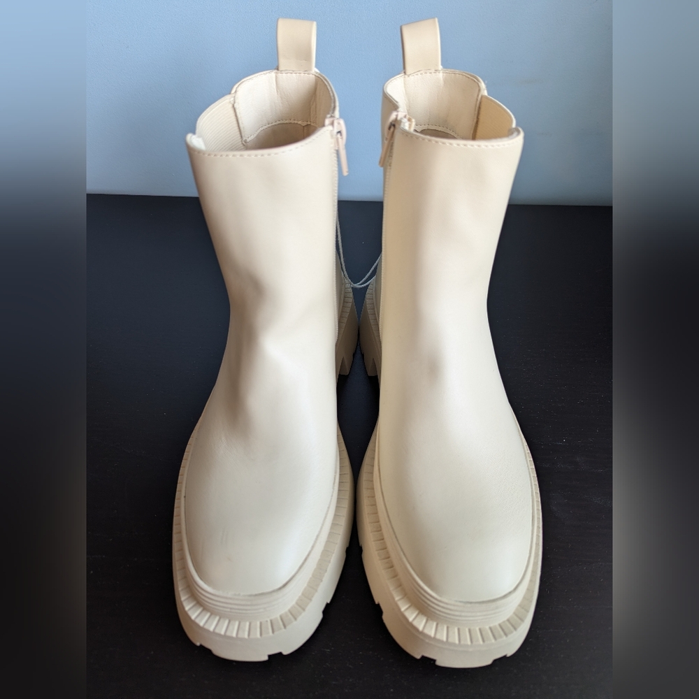 American Eagle Cream Chelsea Boots - Picture 9 of 16